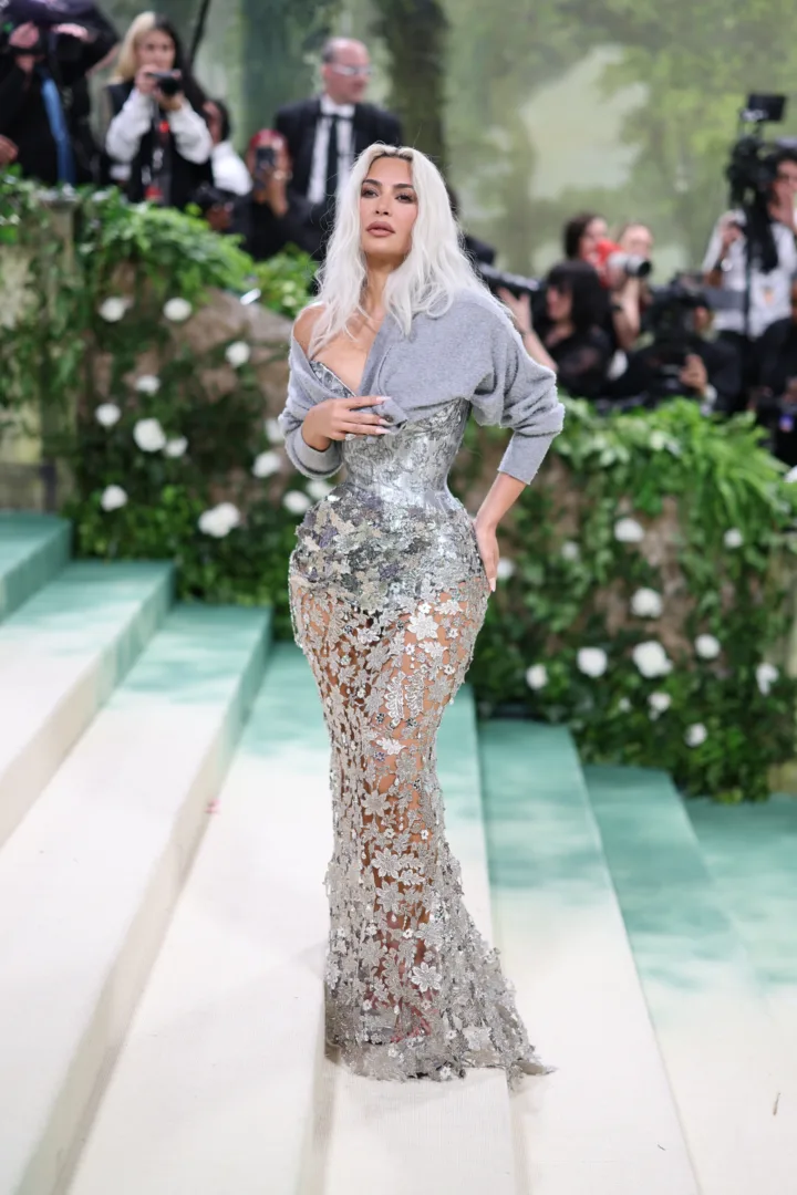 Η Kim Kardashian μετά το Met Gala συνεχίζει τις εμφανίσεις της με ρούχα Maison Margiela
