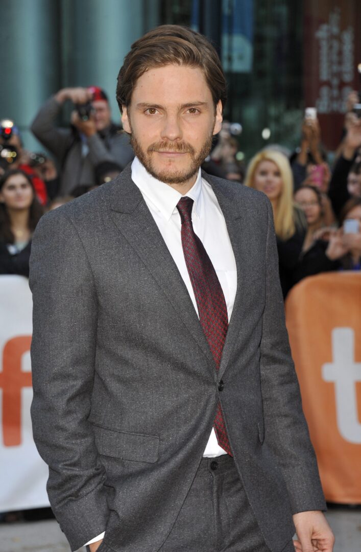 «Becoming Karl Lagerfeld»: Η νέα σειρά 6 επεισοδίων της Disney+ με πρωταγωνιστή τον Daniel Brühl