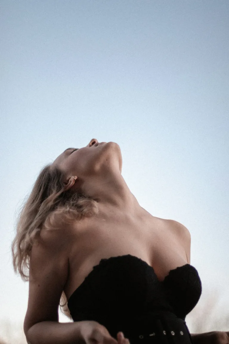 Κρέμες λαιμού: Πώς να τις εφαρμόζεις για ένα δέρμα χωρίς ρυτίδες + τα 5 καλύτερα προϊόντα για να το πετύχεις