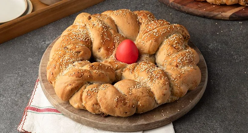 Λαμπρόψωμο ή Λαμπροκουλούρα: Το πασχαλινό ψωμί που δεν πρέπει να λείπει από το γιορτινό τραπέζι