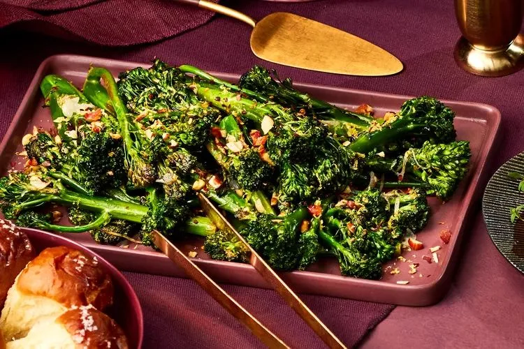 Μπρόκολο με λεμόνι και καπνιστά αμύγδαλα που θα συνοδεύσει το κυρίως γεύμα σου