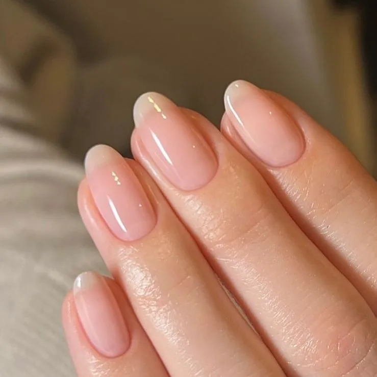 Nail tint Trend: To διαφανές βερνίκι νυχιών που δίνει λάμψη και κάνει τα φυσικά νύχια πιο όμορφα και υγιή