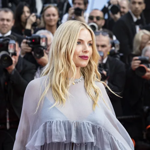 H Sienna Miller με boho-chic εμφάνιση βρέθηκε με την κόρη στο Φεστιβάλ Καννών 2024