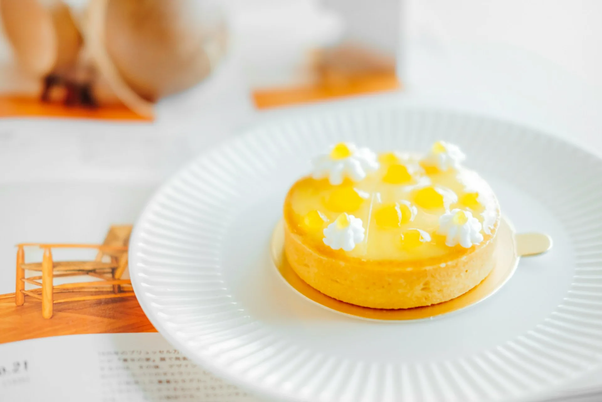 Τάρτα λεμονιού με σαντιγί από άνθη πορτοκαλιάς και λάδι καρύδας