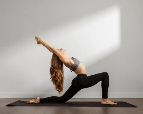 Πες «καλημέρα» στον εαυτό σου με 5 κινήσεις yoga και απογείωσε την ενέργειά σου