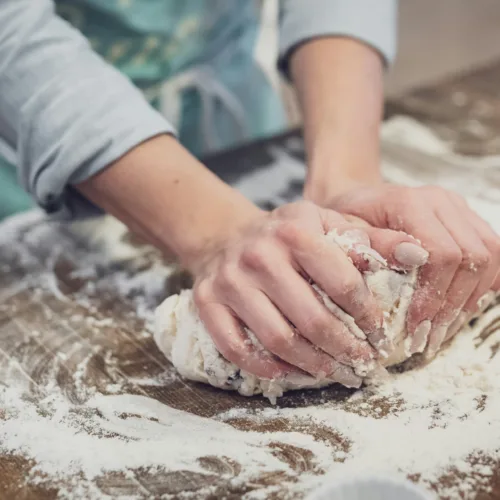 Λαμπρόψωμο ή Λαμπροκουλούρα: Το πασχαλινό ψωμί που δεν πρέπει να λείπει από το γιορτινό τραπέζι