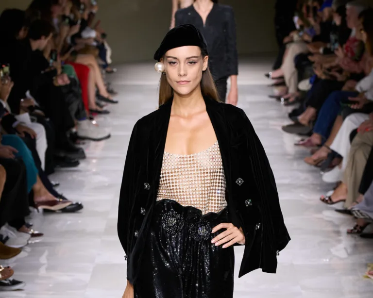 Giorgio Armani Privé Fall '24 Couture: Οι πέρλες και οι διαφάνειες ήταν τα σημεία αναφοράς της επίδειξης