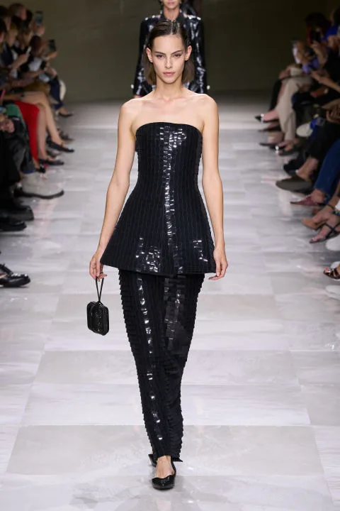 Giorgio Armani Privé Fall '24 Couture: Οι πέρλες και οι διαφάνειες ήταν τα σημεία αναφοράς της επίδειξης