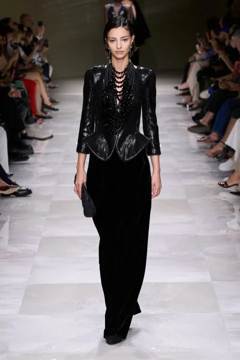 Giorgio Armani Privé Fall '24 Couture: Οι πέρλες και οι διαφάνειες ήταν τα σημεία αναφοράς της επίδειξης
