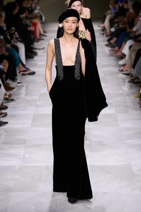 Giorgio Armani Privé Fall '24 Couture: Οι πέρλες και οι διαφάνειες ήταν τα σημεία αναφοράς της επίδειξης