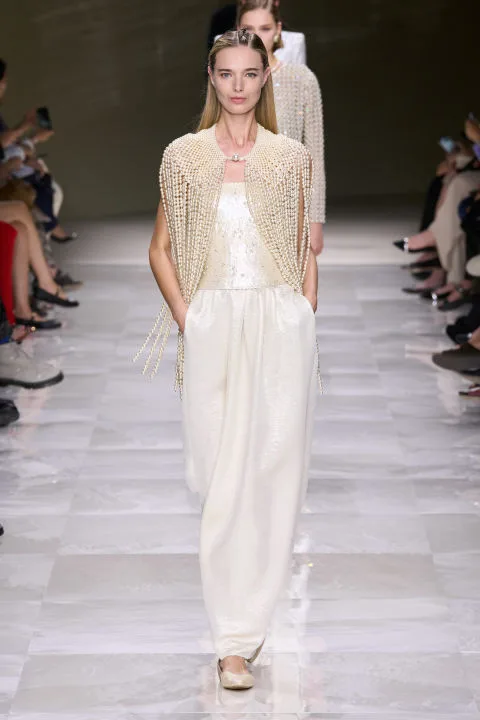 Giorgio Armani Privé Fall '24 Couture: Οι πέρλες και οι διαφάνειες ήταν τα σημεία αναφοράς της επίδειξης