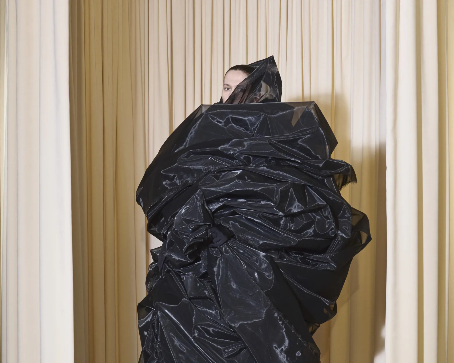 Balenciaga Haute Couture FW'24: Goth, skaters και metalheads αποτέλεσαν τον βασικό πυρήνα της έμπνευσης