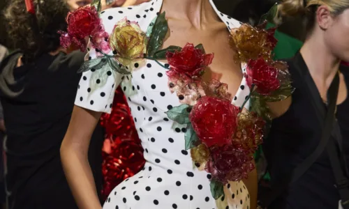 Το trend της σεζόν επιβάλλει 3D λουλούδια σε ρούχα και αξεσουάρ