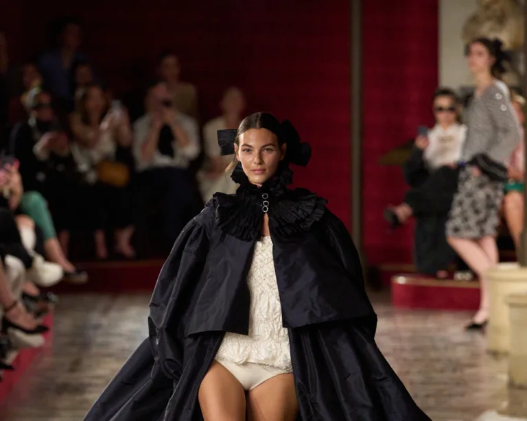 Chanel Haute Couture FW '24: Κάπες και φιόγκοι ήταν τα κυρίαρχα στοιχεία που μας ταξίδεψαν στο παρελθόν