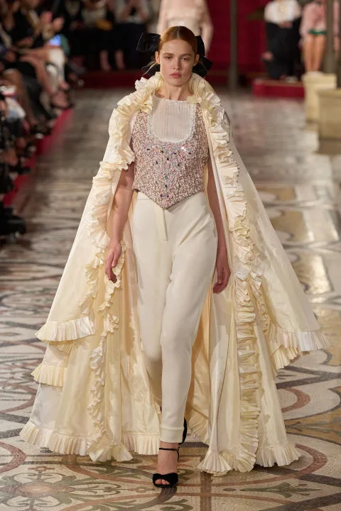 Chanel Haute Couture FW '24: Κάπες και φιόγκοι ήταν τα κυρίαρχα στοιχεία που μας ταξίδεψαν στο παρελθόν