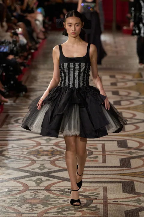 Chanel Haute Couture FW '24: Κάπες και φιόγκοι ήταν τα κυρίαρχα στοιχεία που μας ταξίδεψαν στο παρελθόν