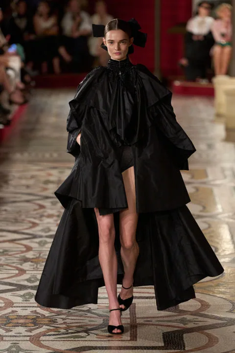 Chanel Haute Couture FW '24: Κάπες και φιόγκοι ήταν τα κυρίαρχα στοιχεία που μας ταξίδεψαν στο παρελθόν