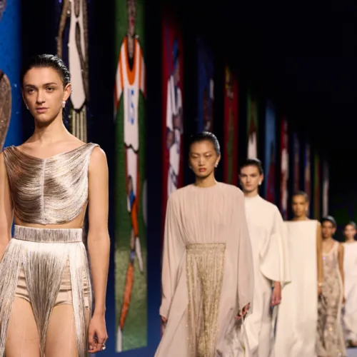 Οι «θεές» του Dior στην haute couture συλλογή FW 24/25 γιορτάζουν τη δύναμη του αθλητισμού από την αρχαιότητα μέχρι σήμερα