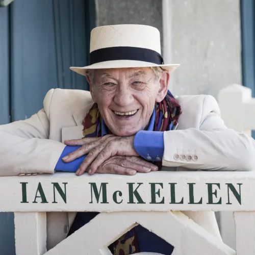Ο ηθοποιός Ian McKellen έπεσε από τη σκηνή του θεάτρου και νοσηλεύεται σε κλινική του Λονδίνου