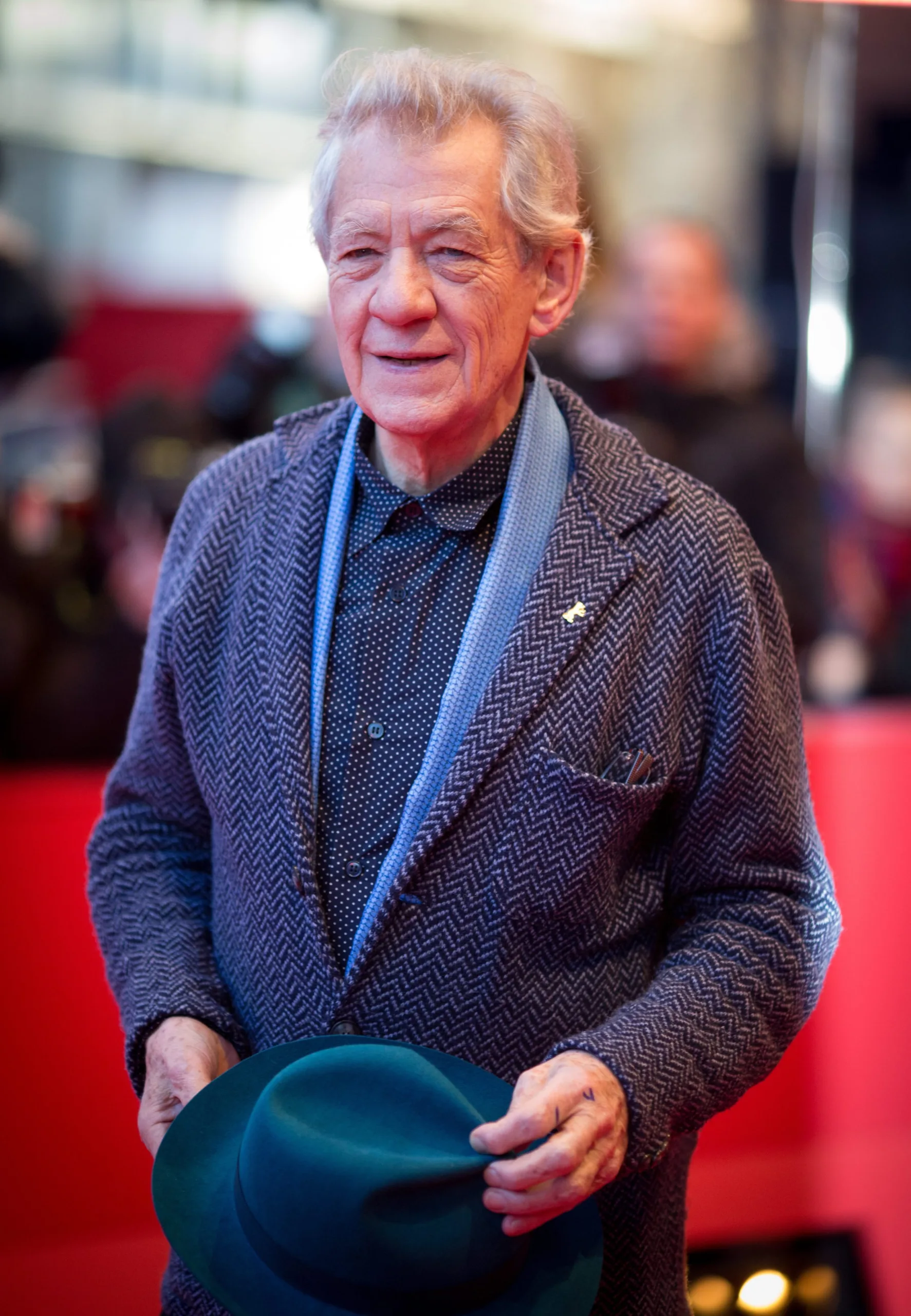 Ο ηθοποιός Ian McKellen έπεσε από τη σκηνή του θεάτρου και νοσηλεύεται σε κλινική του Λονδίνου