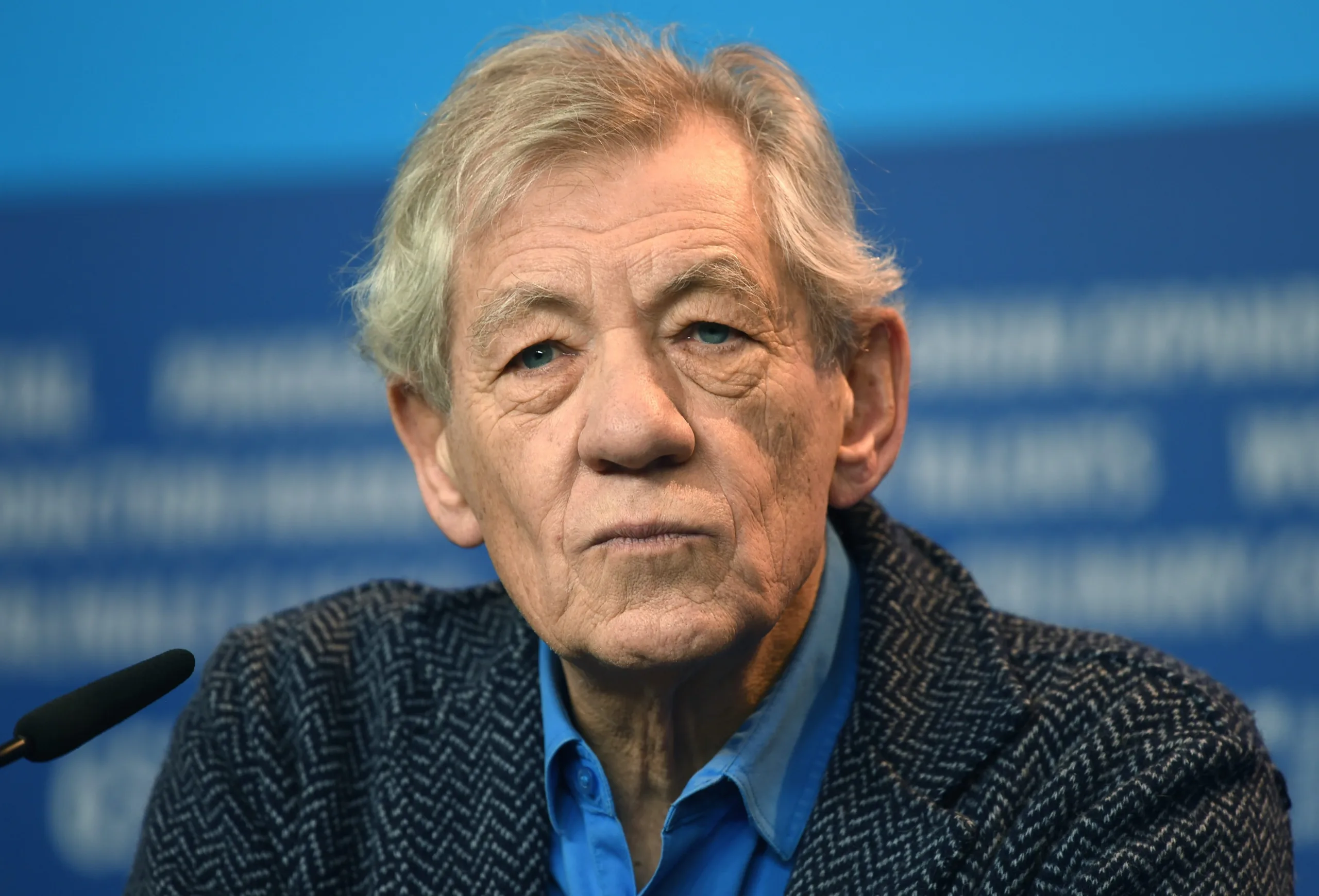 Ο ηθοποιός Ian McKellen έπεσε από τη σκηνή του θεάτρου και νοσηλεύεται σε κλινική του Λονδίνου