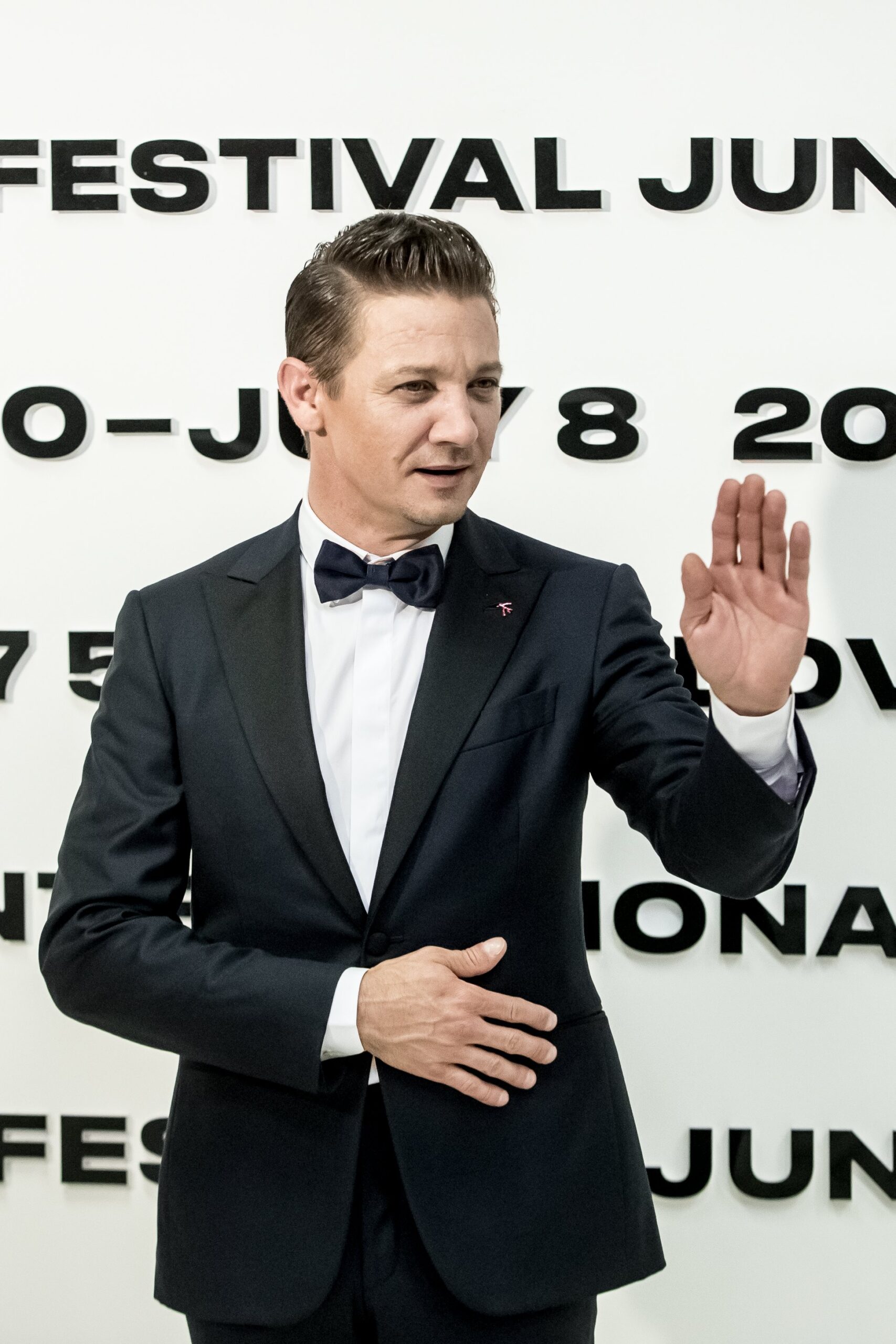 Ο Jeremy Renner δίνει συμβουλές για κραγιόν καθώς αποκάλυψε πως κάποτε δούλευε ως makeup artist στη Lancôme