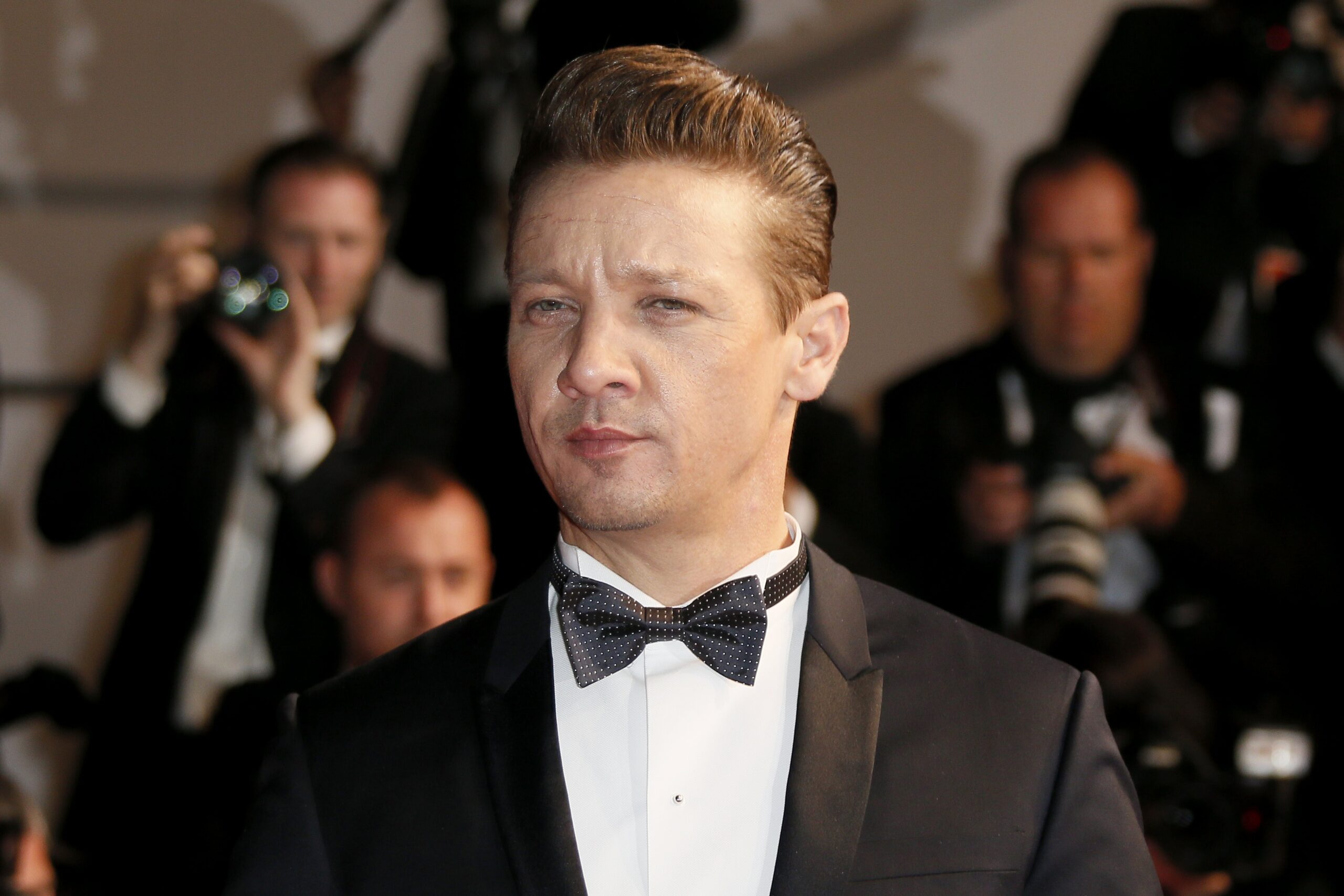 Ο Jeremy Renner δίνει συμβουλές για κραγιόν καθώς αποκάλυψε πως κάποτε δούλευε ως makeup artist στη Lancôme
