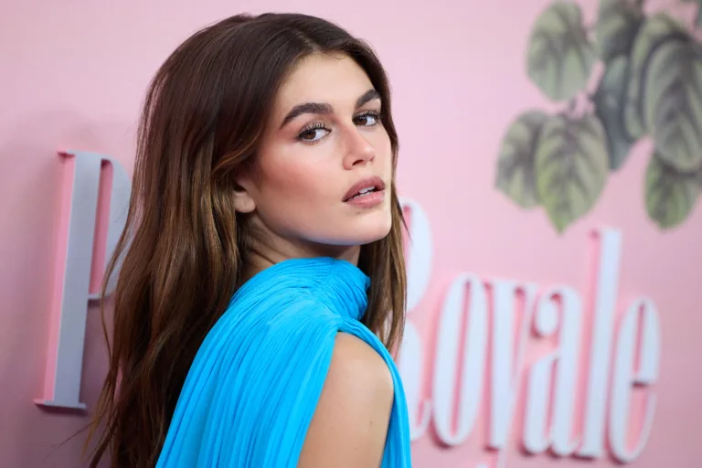 Η Kaia Gerber υιοθετεί το boho-chic στυλ και το απογειώνει