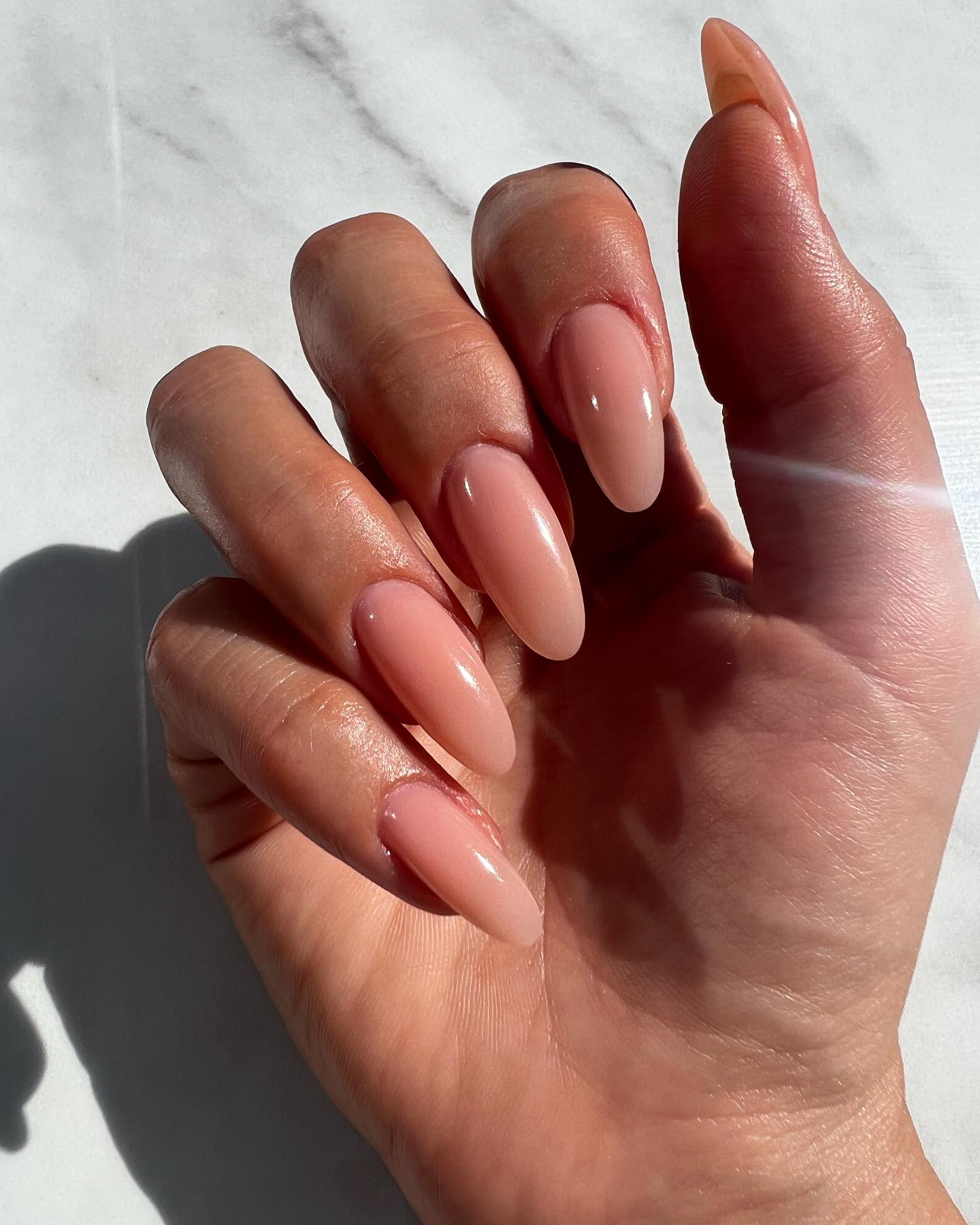 Ice Trick: Το TikTok Viral Trend που στεγνώνει το μανό σου σε χρόνο μηδέν!