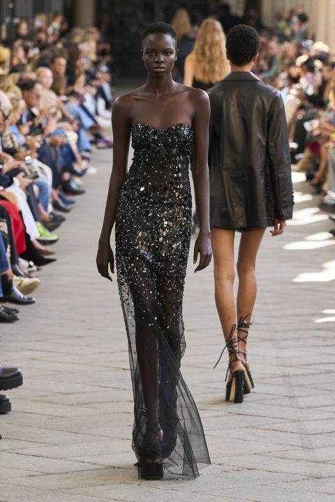 Οι chic τρόποι για να φορέσεις πέδιλα-πλατφόρμες με φορέματα τον Ιούνιο