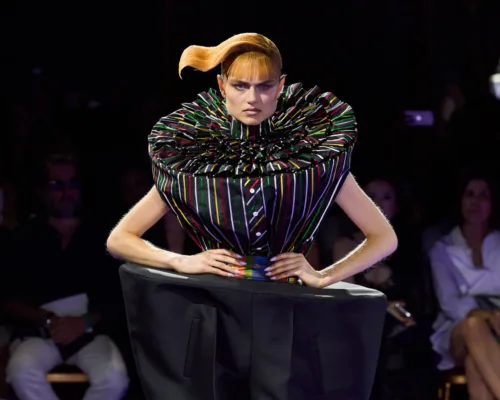 Viktor & Rolf Fall 2024 Couture: Γεωμετρικές και ογκώδεις φόρμες εμπνευσμένες από παιδικά παιχνίδια