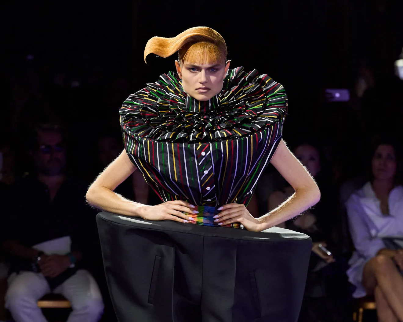 Viktor & Rolf Fall 2024 Couture: Γεωμετρικές και ογκώδεις φόρμες εμπνευσμένες από παιδικά παιχνίδια