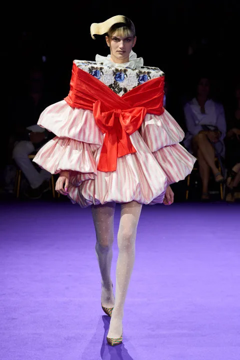 Viktor & Rolf Fall 2024 Couture: Γεωμετρικές και ογκώδεις φόρμες εμπνευσμένες από παιδικά παιχνίδια