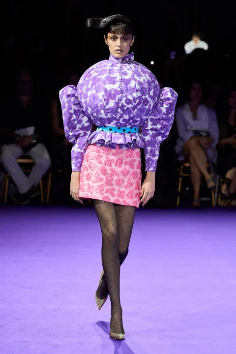 Viktor & Rolf Fall 2024 Couture: Γεωμετρικές και ογκώδεις φόρμες εμπνευσμένες από παιδικά παιχνίδια