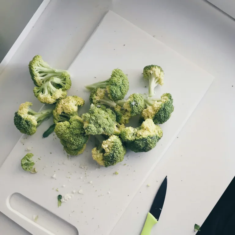 Μπρόκολο με λεμόνι και καπνιστά αμύγδαλα που θα συνοδεύσει το κυρίως γεύμα σου