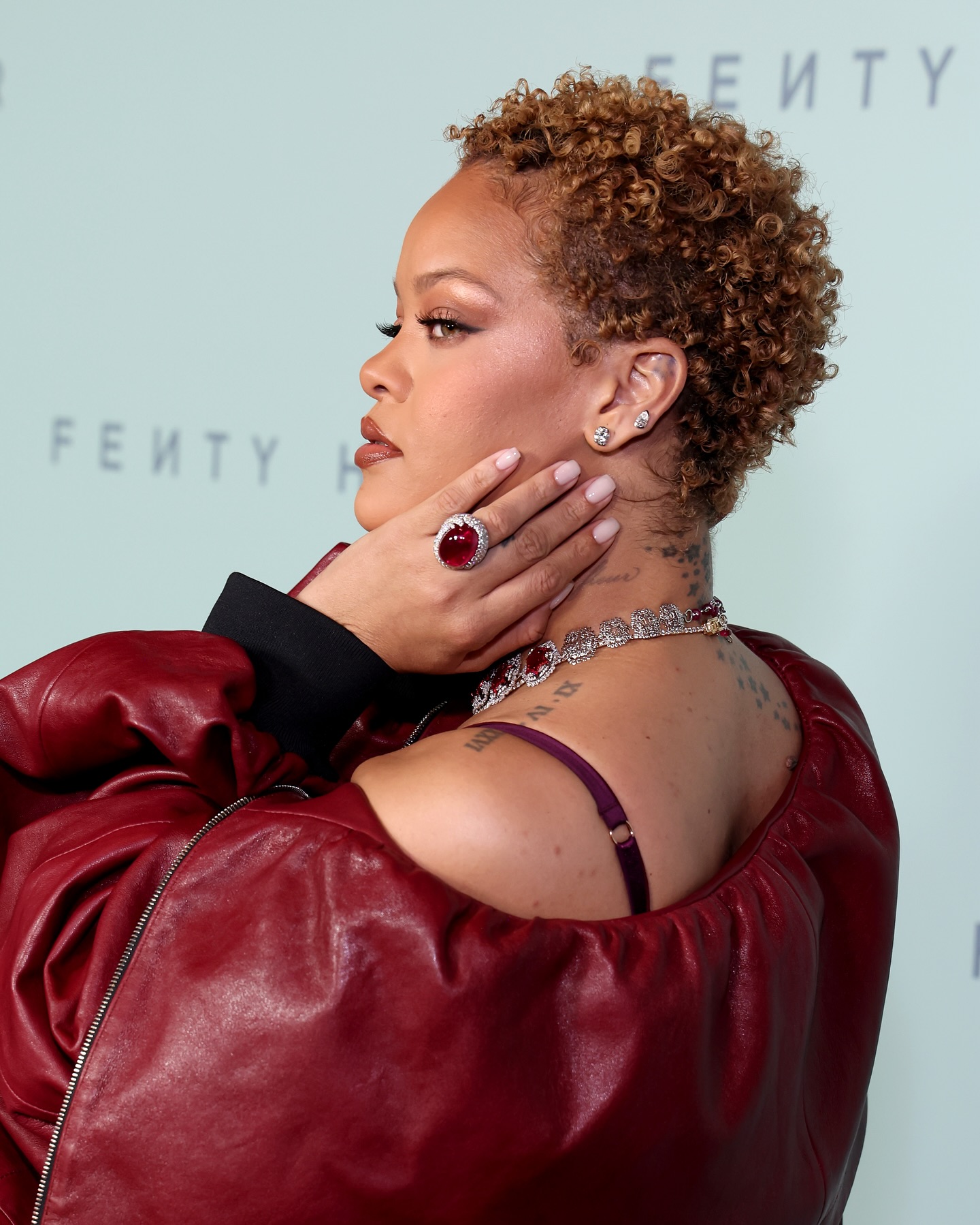 Η Rihanna με τα φυσικά σγουρά μαλλιά της λανσάρει τη σειρά περιποίησης μαλλιών Fenty