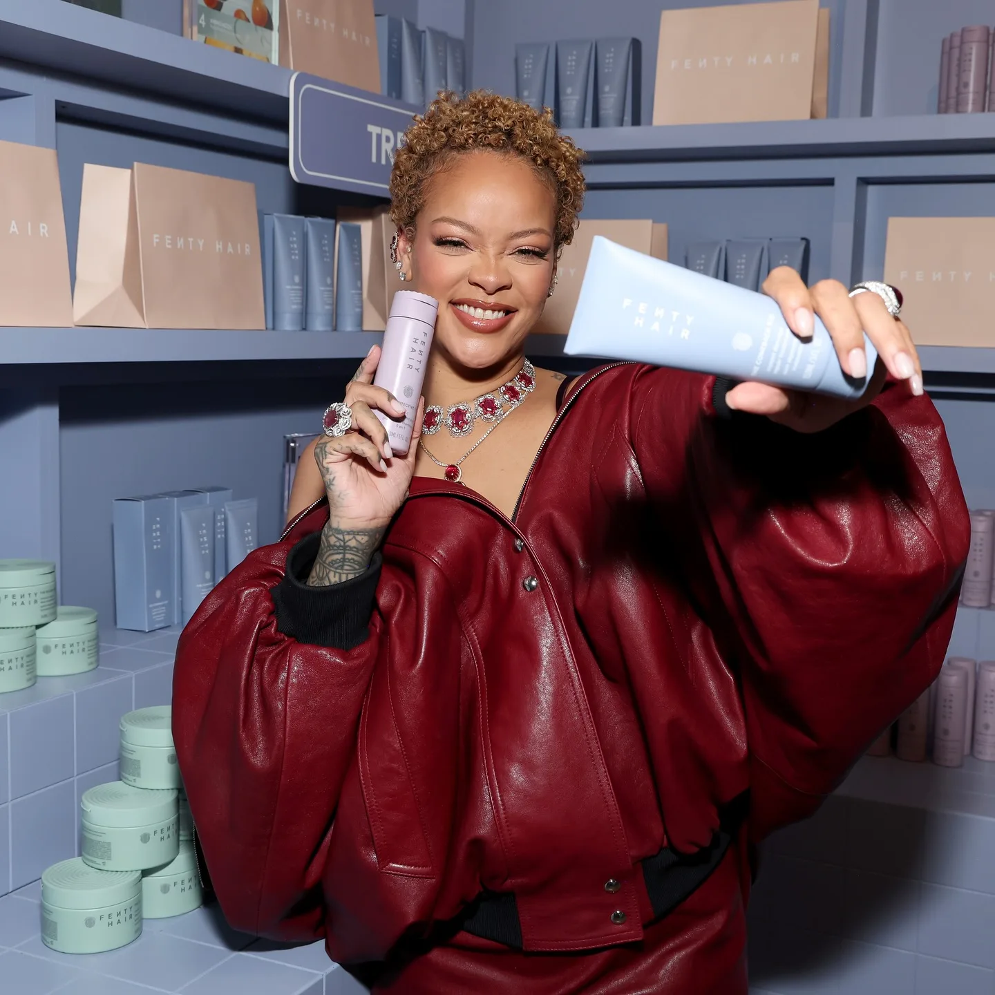 Η Rihanna με τα φυσικά σγουρά μαλλιά της λανσάρει τη σειρά περιποίησης μαλλιών Fenty
