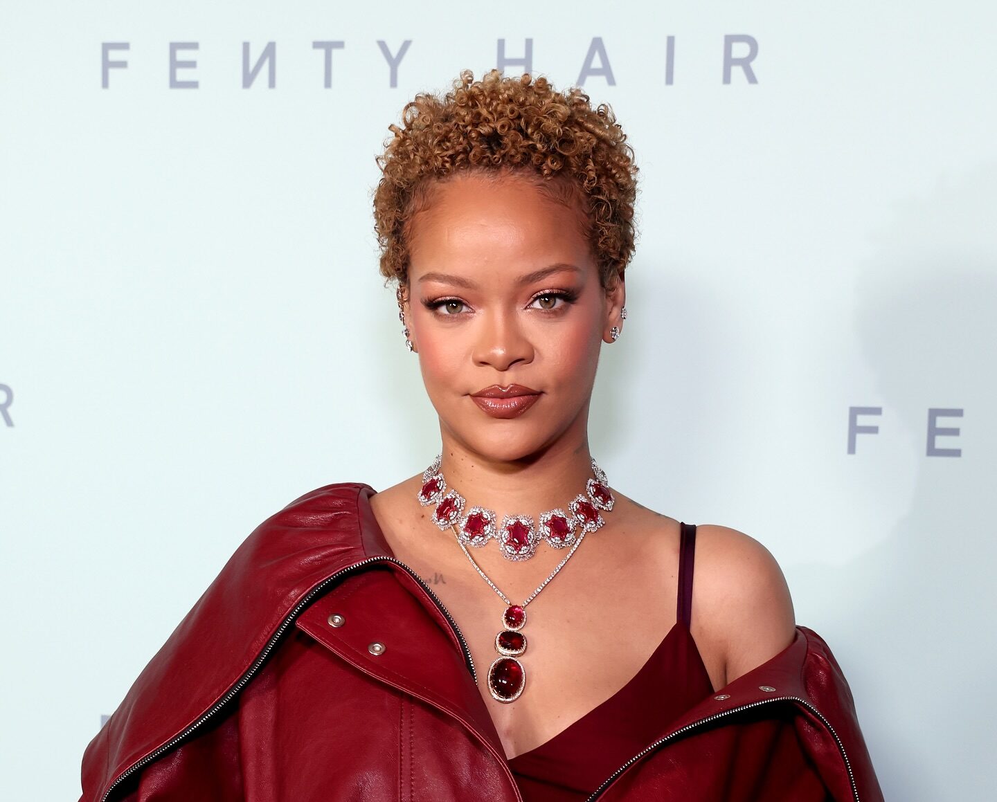 Η Rihanna με τα φυσικά σγουρά μαλλιά της λανσάρει τη σειρά περιποίησης μαλλιών Fenty
