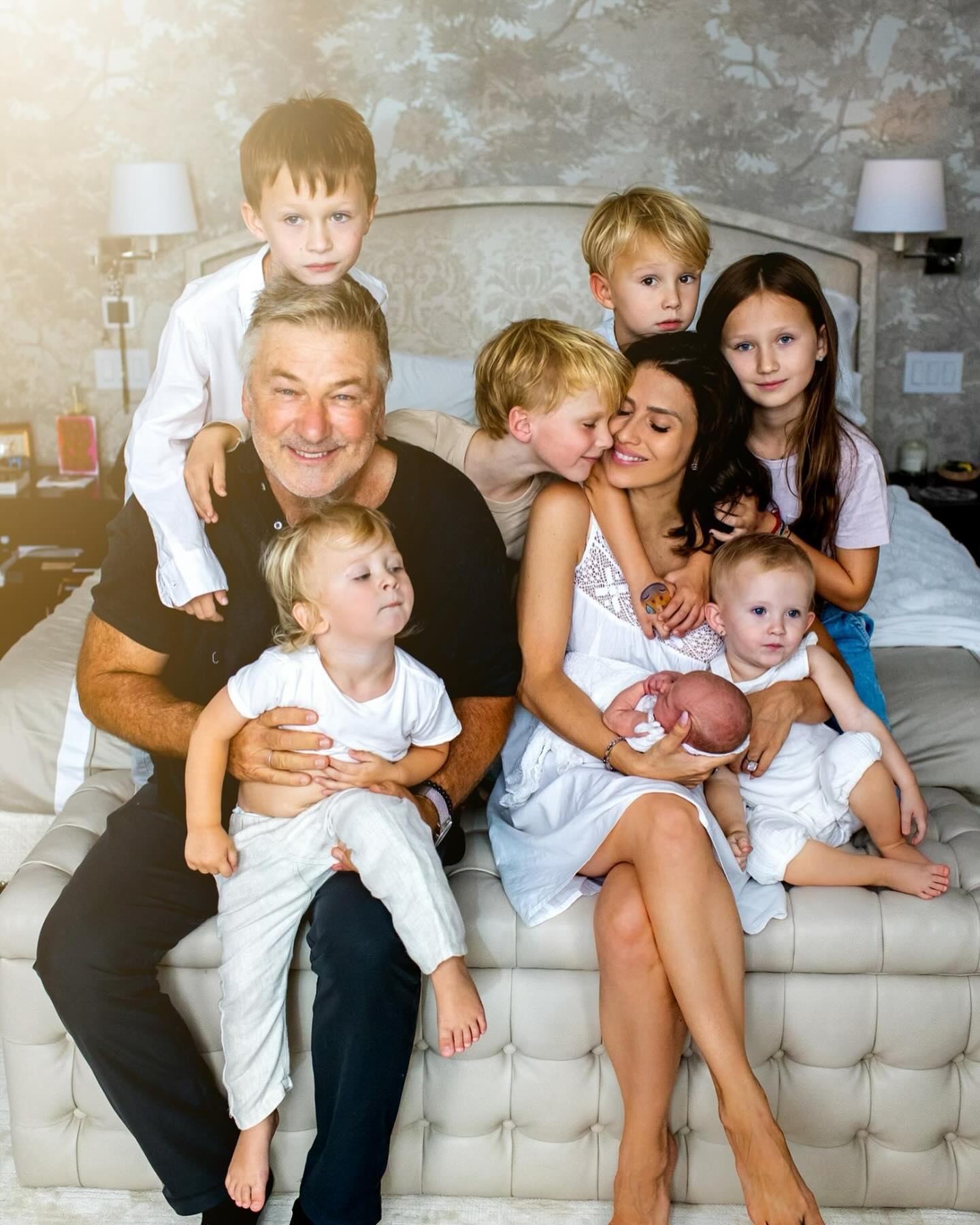 Alec και Hilaria Baldwin θα πρωταγωνιστήσουν σε reality με επίκεντρο τη «χαοτική» τους οικογένεια