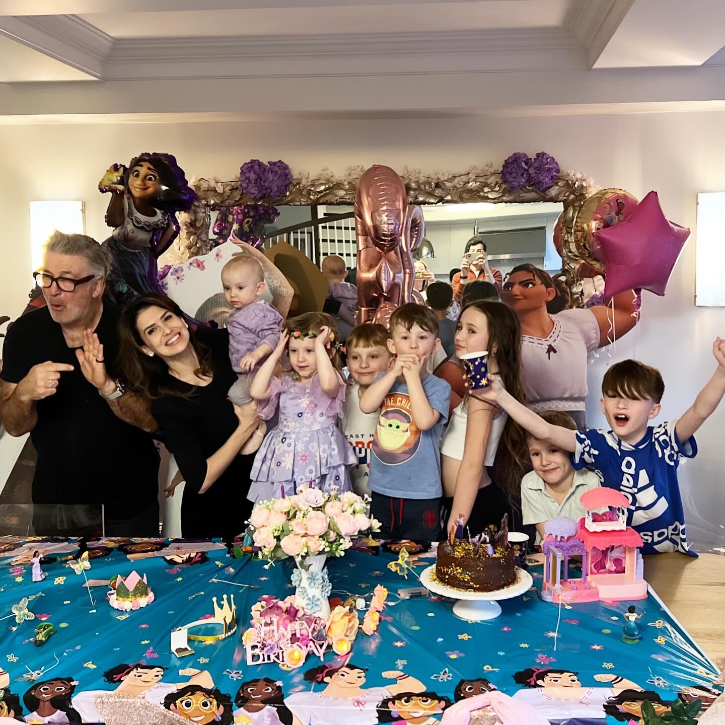 Alec και Hilaria Baldwin θα πρωταγωνιστήσουν σε reality με επίκεντρο τη «χαοτική» τους οικογένεια
