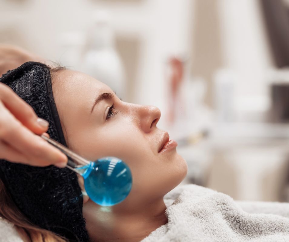 Ice Roller: Πώς να το χρησιμοποιήσεις για να καταπραΰνεις το πρήξιμο στο πρόσωπο και να έχεις μεταξένια επιδερμίδα