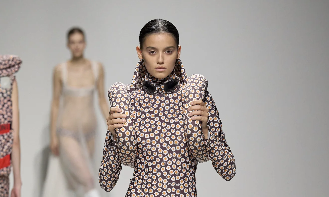 Τα 5 πιο stylish μακρυμάνικα μαγιό της αγοράς που θα σε προστατέψουν από τον ήλιο