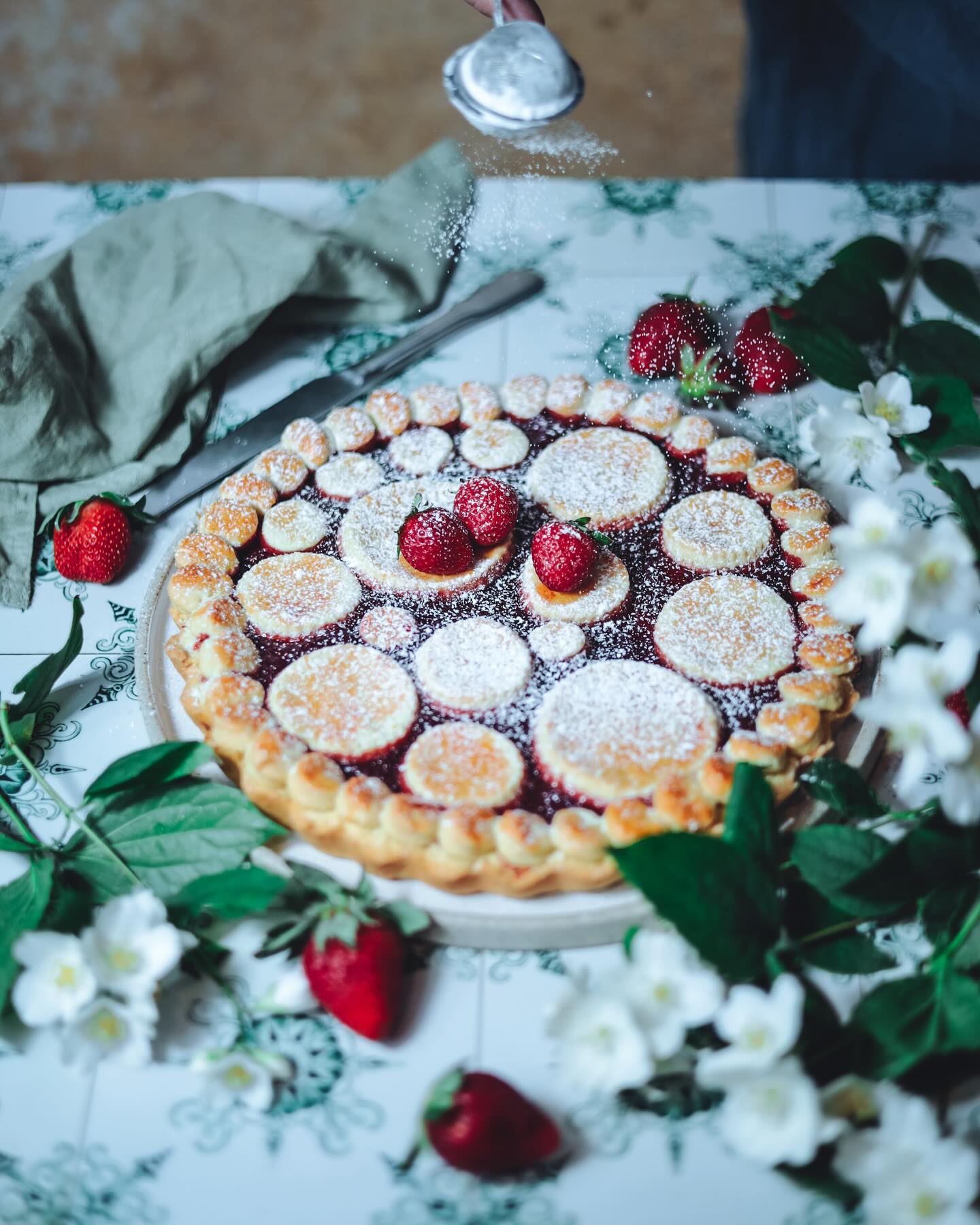 Συνταγή για την πιο τραγανή και φραουλένια πάστα φλώρα