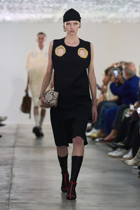 Πέδιλα με κάλτσες: Η πιο αμφιλεγόμενη τάση που όπως φαίνεται ήρθε για μείνει