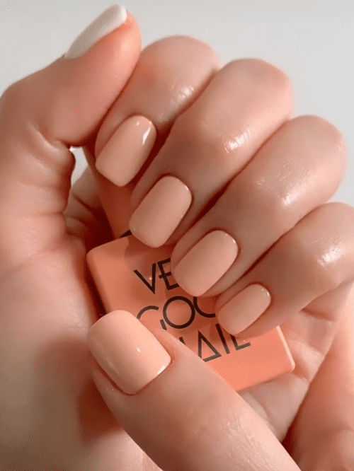 Ροδακινί νύχια: Η λεπτή και άκρως θηλυκή απόχρωση στο μανικιούρ για το φετινό καλοκαίρι