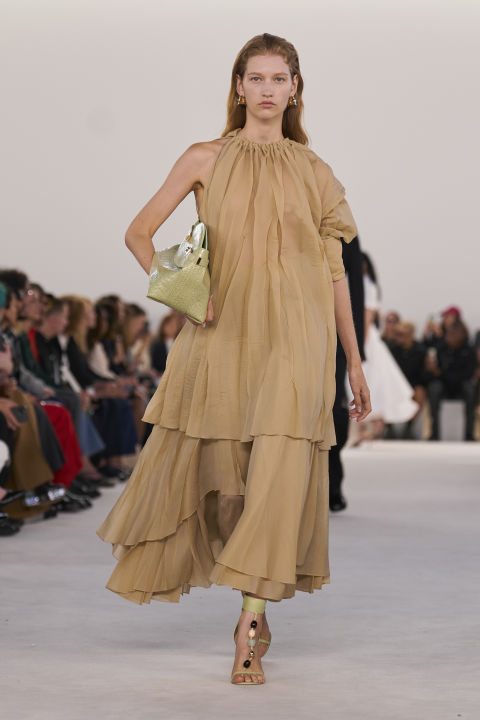 Boho sandals: Πώς να κάνεις μοναδικούς συνδυασμούς με τα απόλυτα summer παπούτσια