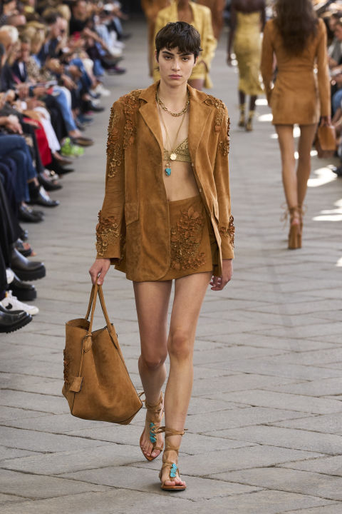 Boho sandals: Πώς να κάνεις μοναδικούς συνδυασμούς με τα απόλυτα summer παπούτσια