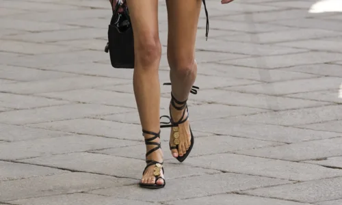Boho sandals: Πώς να κάνεις μοναδικούς συνδυασμούς με τα απόλυτα summer παπούτσια