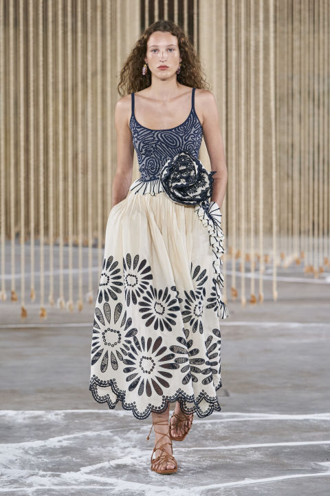 Boho sandals: Πώς να κάνεις μοναδικούς συνδυασμούς με τα απόλυτα summer παπούτσια