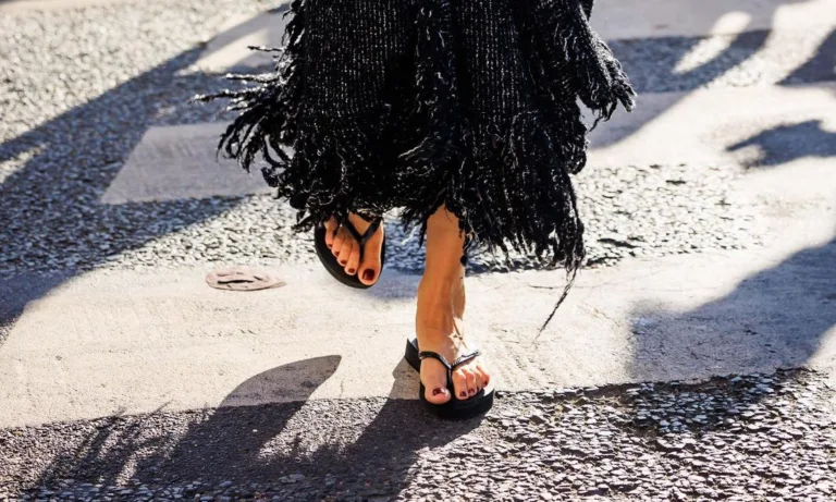 Σανδάλια με στυλ στον καύσωνα: Οδηγός επιβίωσης για την καυτή εποχή
